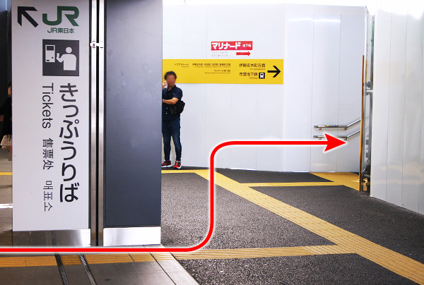 JR関内駅『北口改札』を出て左側の階段を登ります。