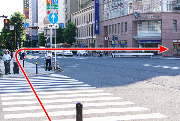 横断歩道を2回渡り、『みずほ銀行』がある大通りをしばらく直進します。